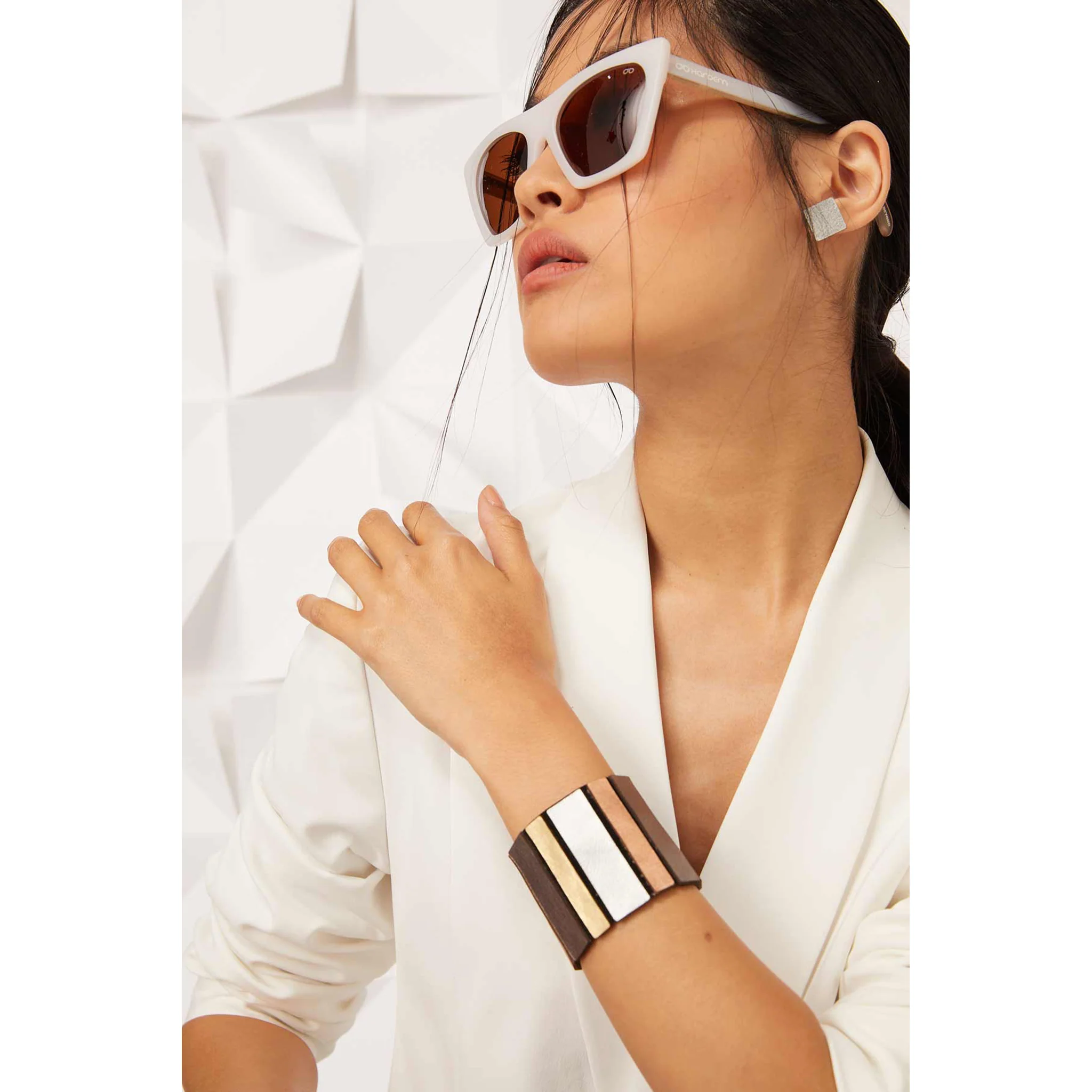 Round Metallic Leather Bracelet - Image 2